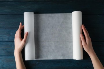 كيفية استخدام الورق الشمعي لتغطية الأطعمة في الفرن