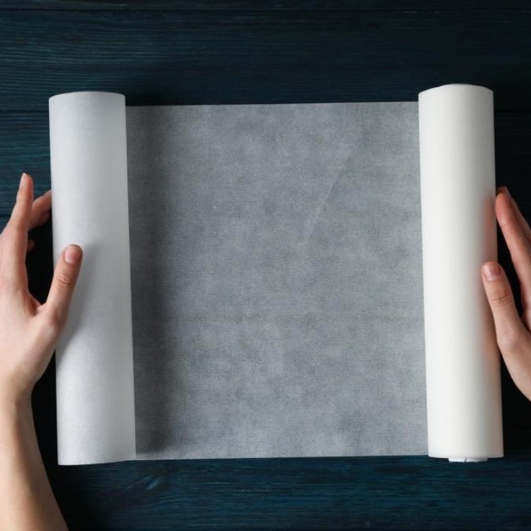 كيفية استخدام الورق الشمعي لتغطية الأطعمة في الفرن