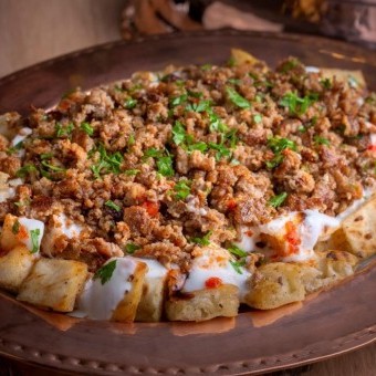 الفتة المصرية باللحم والصلصة الحمراء