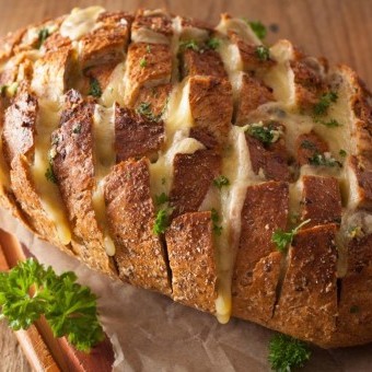 خبز محشي بالجبنة