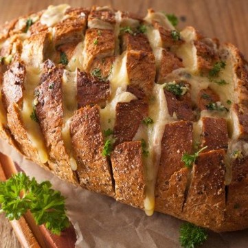 خبز محشي بالجبنة