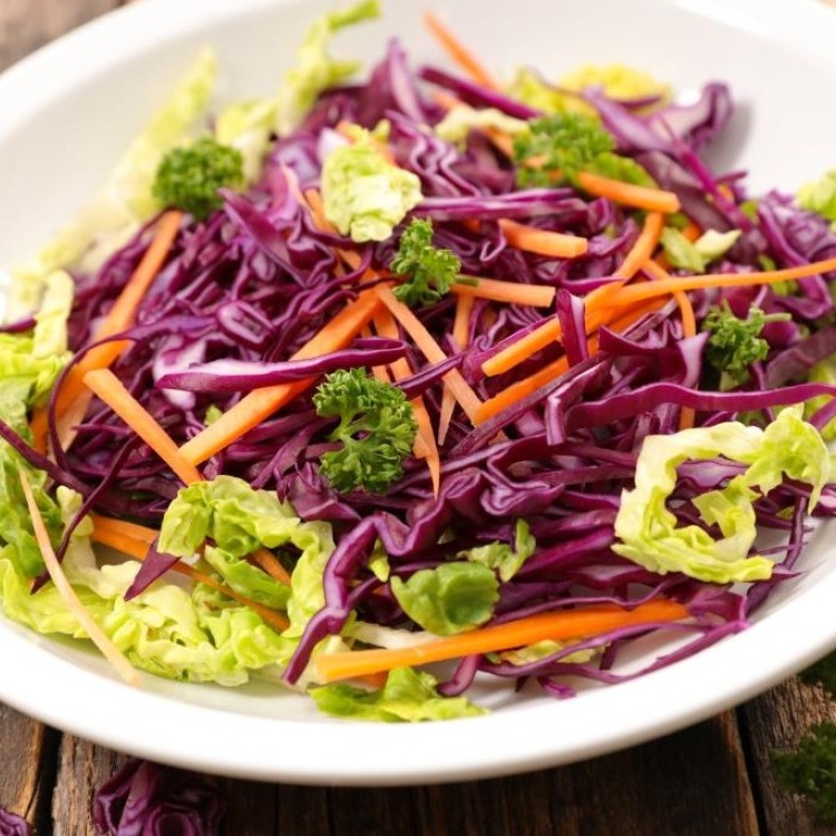 سلطة الملفوف والبروكلي مع التوت