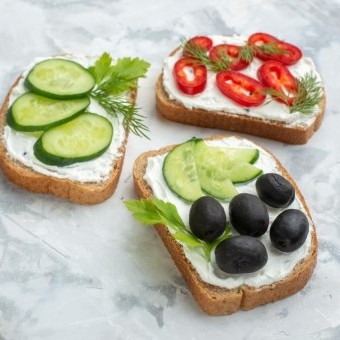 توست الزبادي بالخضار للسحور