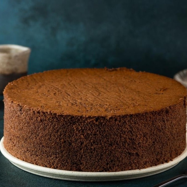 كيك إسفنجي بالشوكولاتة بطعم غني وقوام هش