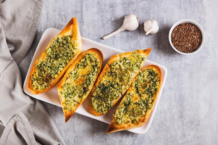 خبز الأعشاب والجبن