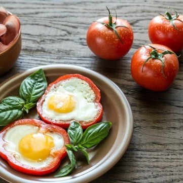 بيض بالطماطم والفلفل بطريقة جديدة