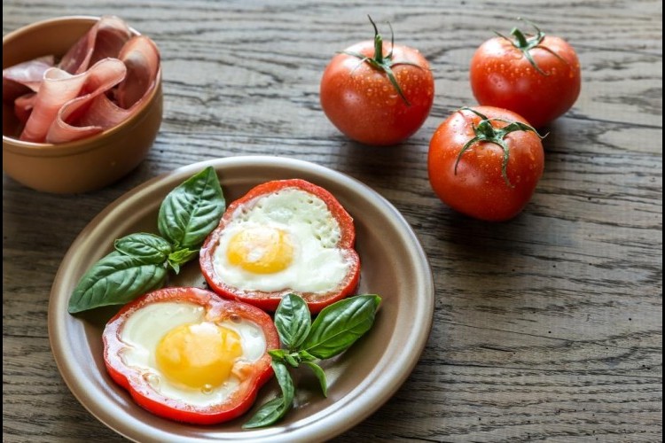 بيض بالطماطم والفلفل بطريقة جديدة