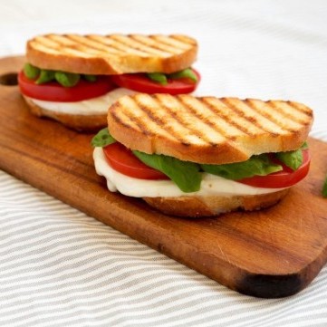 ساندويش جبنة الحلوم المشوية بالعسل