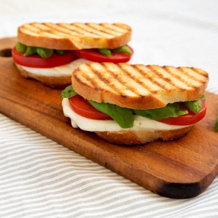 ساندويش جبنة الحلوم المشوية بالعسل