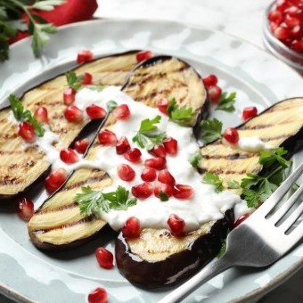 باذنجان مشوي بصوص اللبن والرمان