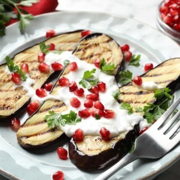 باذنجان مشوي بصوص اللبن والرمان