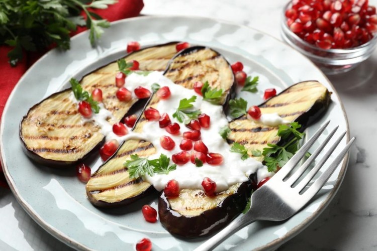 باذنجان مشوي بصوص اللبن والرمان