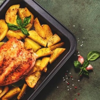 طريقة عمل صينية البطاطس المحمرة بالدجاج