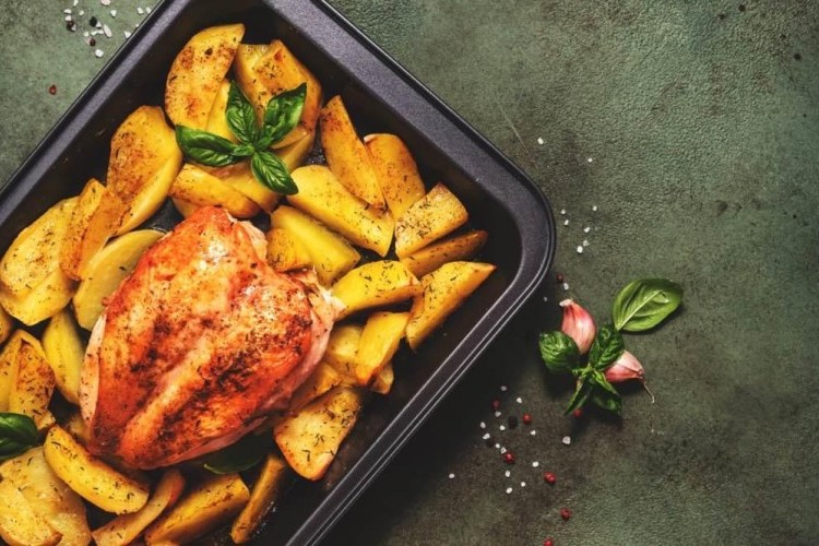 طريقة عمل صينية البطاطس المحمرة بالدجاج