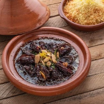طاجن اللحم المغربي بالبرقوق
