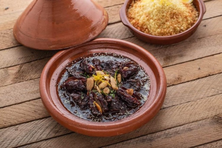 طاجن اللحم المغربي بالبرقوق