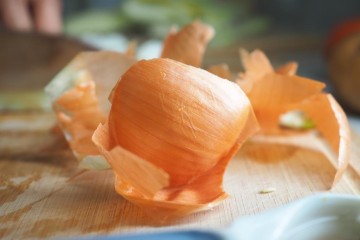 طرق تدوير قشور الخضار إلى بهارات منزلية: كيف نصنع منكهات مركزة في البيت؟