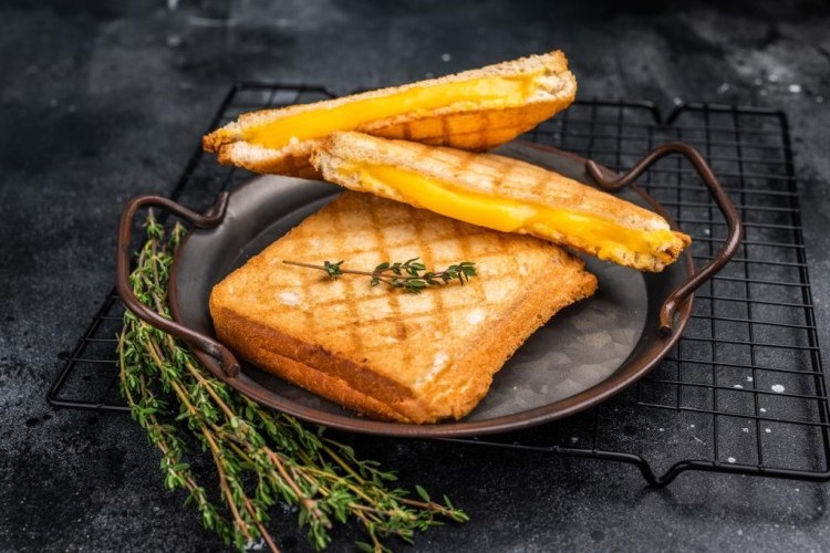 توست الجبن المشوي