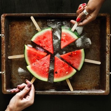 نصائح لحفظ البطيخ المقطع طازجاً لفترة أطول