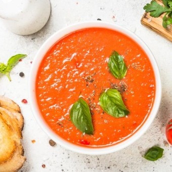 شوربة الطماطم المشوية بالثوم والأعشاب للوقاية من سرطان الثدي