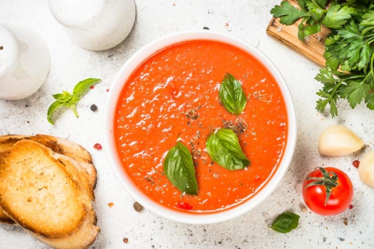 شوربة الطماطم المشوية بالثوم والأعشاب للوقاية من سرطان الثدي