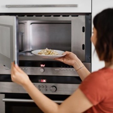 طريقة تسخين الأكل من دون أن يفقد قوامه