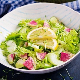 سلطة خس بالليمون وزيت الزيتون