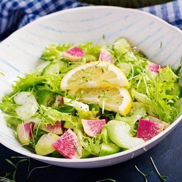 سلطة خس بالليمون وزيت الزيتون