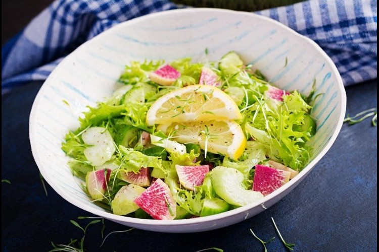 سلطة خس بالليمون وزيت الزيتون