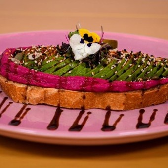 خبز محمص نباتي بالشمندر والأفوكادو بالفيديو