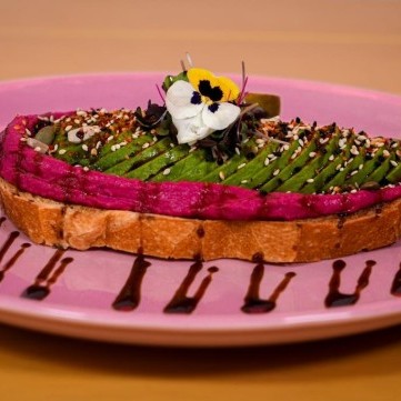 خبز محمص نباتي بالشمندر والأفوكادو بالفيديو