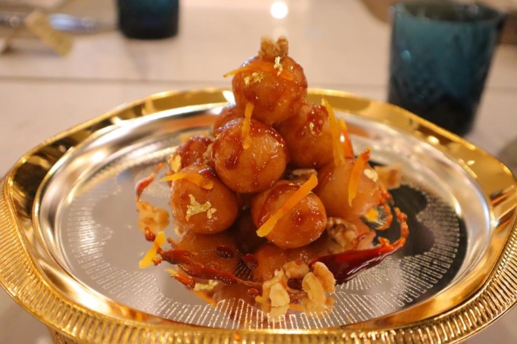 اللقيمات مع دبس التمر والجوز