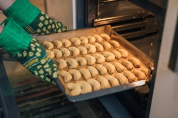 أفضل طرق لتحمير حلويات العيد بلون مثالي