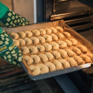 أفضل طرق لتحمير حلويات العيد بلون مثالي