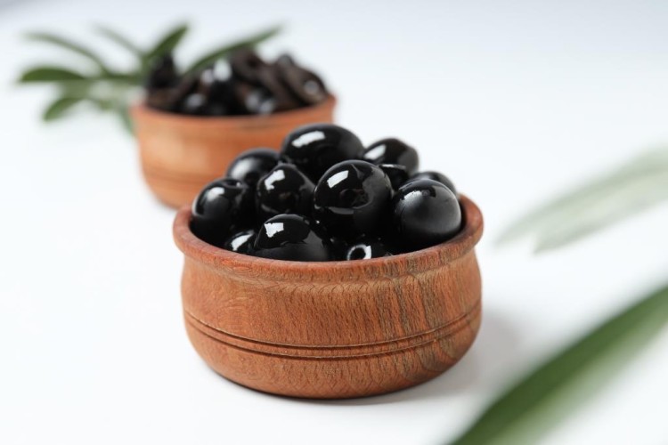 الزيتون الأسود بالماء