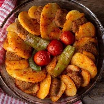 صينية البطاطس بكرات اللحم المفروم