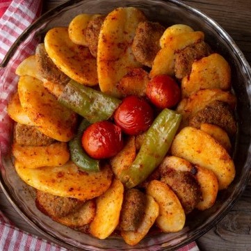 صينية البطاطس بكرات اللحم المفروم