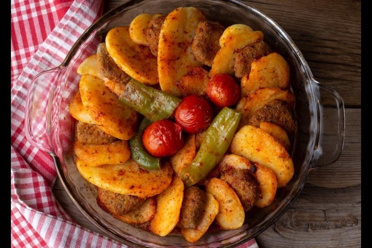 صينية البطاطس بكرات اللحم المفروم