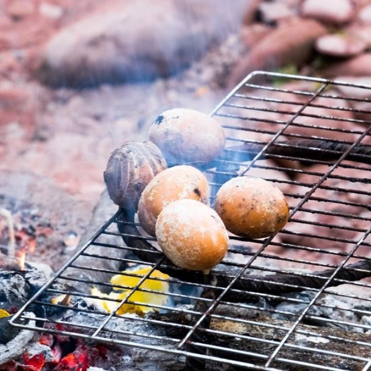 بطاطا مشوية في الرماد