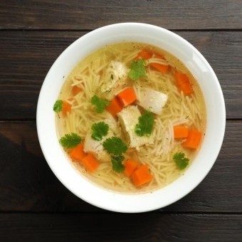 شوربة دجاج بالخضار والشعيرية