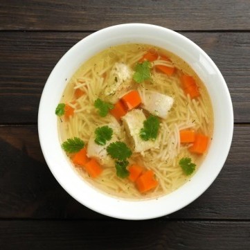 شوربة دجاج بالخضار والشعيرية