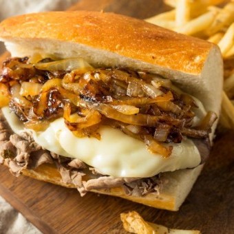 ساندويش اللحم بالجبن والبصل المكرمل