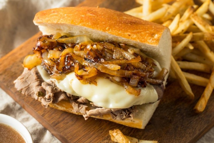 ساندويش اللحم بالجبن والبصل المكرمل