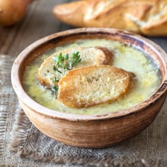 شوربة البصل الفرنسية الكلاسيكية