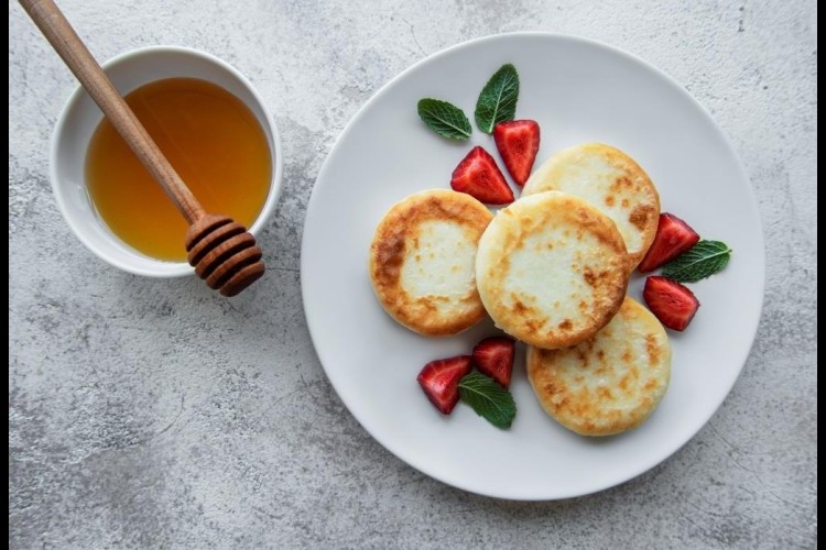 جبنة مقلية بالعسل للسحور