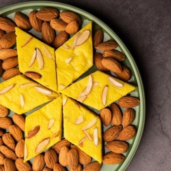 حلوى اللوز بالزعفران