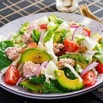 سلطة التونة بالخضروات لسحور خفيف