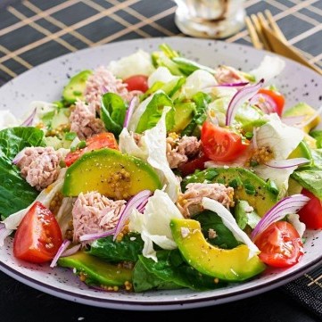 سلطة التونة بالخضروات لسحور خفيف