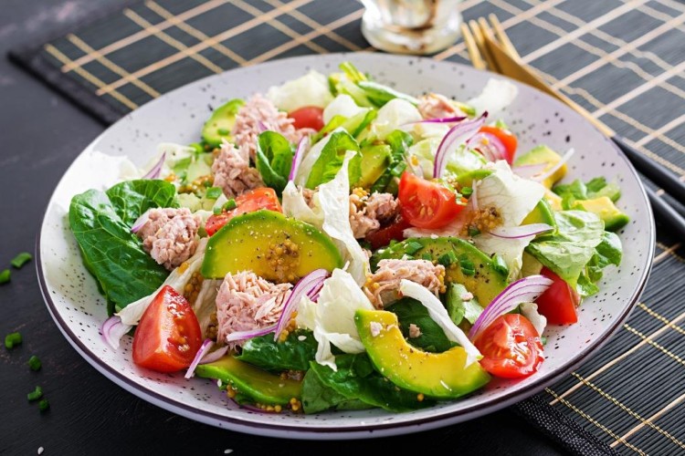 سلطة التونة بالخضروات لسحور خفيف