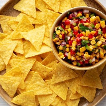 سلطة الذرة بالجبنة والشيبس